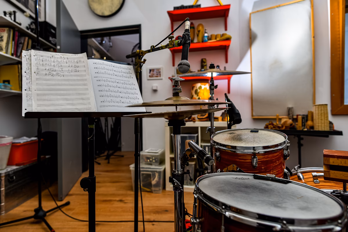 Schlagzeug im dedizierten Drum-Raum von Hot Milk Studio.