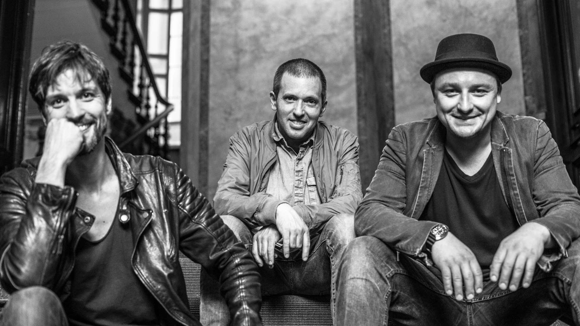Die Hot Milk Crew auf der Studio-Treppe: Rob Sartorius, Leon Schurz und Benedikt Stehle