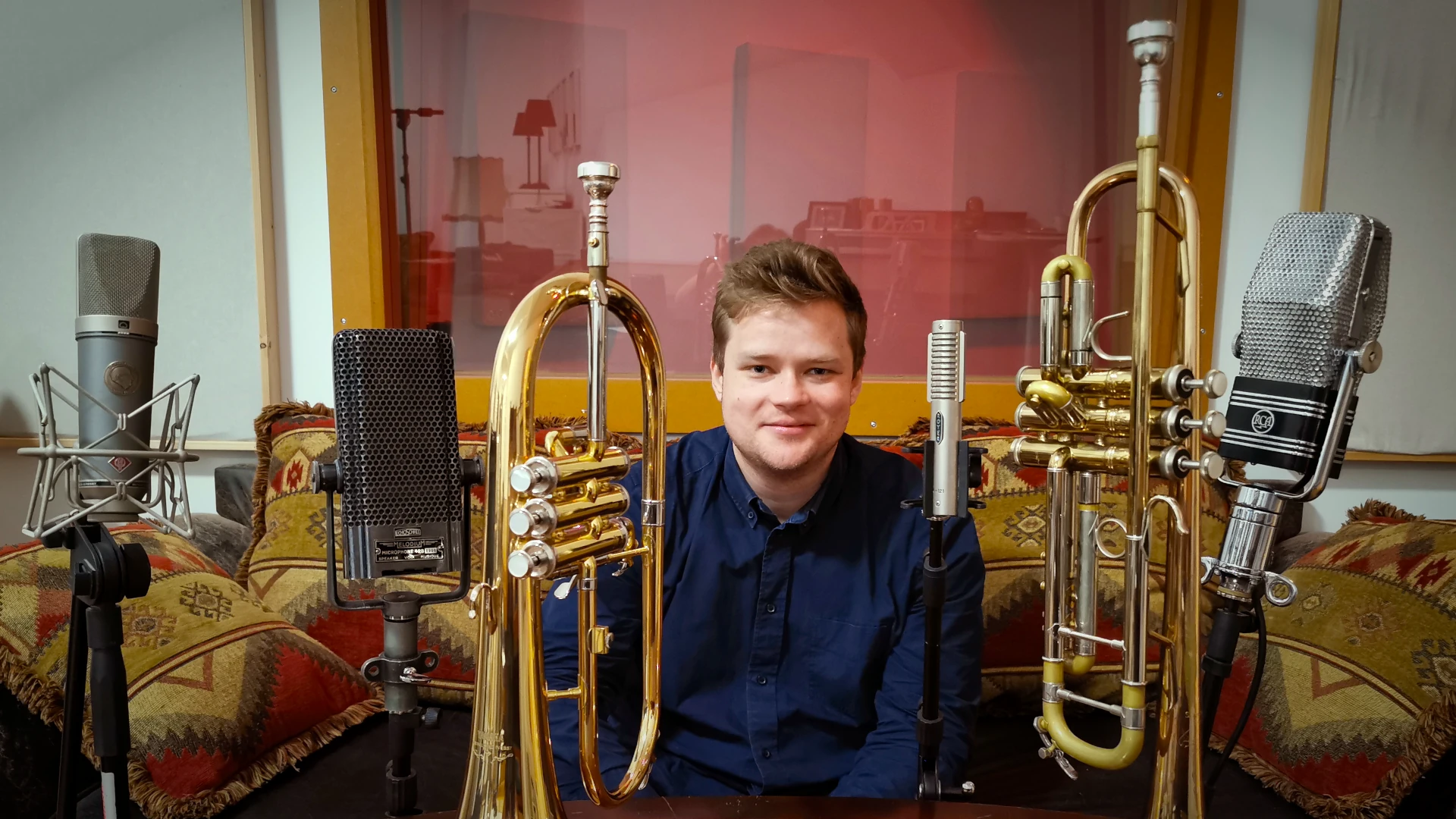Matej Korbelič mit Flügelhorn und Trompete, umgeben von Bändchen- und Neumann-Mikrofonen im Hot Milk Studio Berlin.