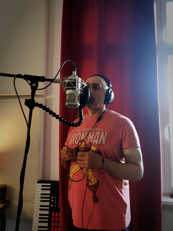Soulsänger Tony Potts nimmt Gesang im Regieraum des Hot Milk Studio Berlin auf.