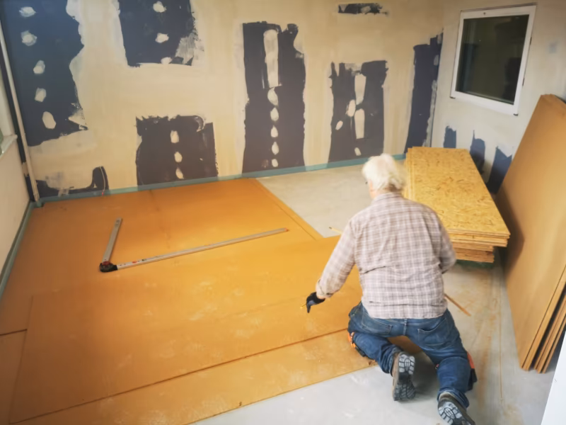Holzdielen werden im neuen Studio verlegt