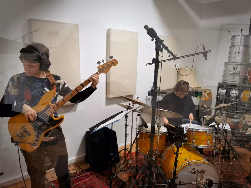 Die Rhythmusgruppe von Big Mama Society bei Live-Aufnahmen.