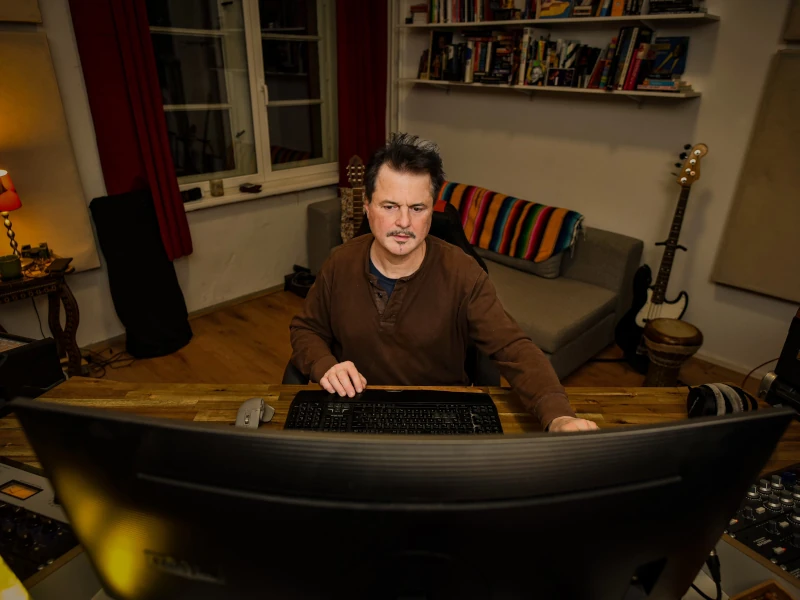 Robert Cummings am Studiopult bei einer Session im Hot Milk Studio Berlin.