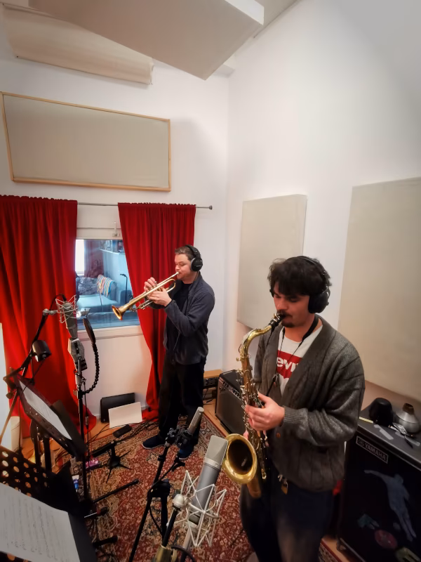 Matej Korbelič und Anton Shatylo bei der Aufnahme gemeinsam im Isolationsraum des Hot Milk Studio Berlin.