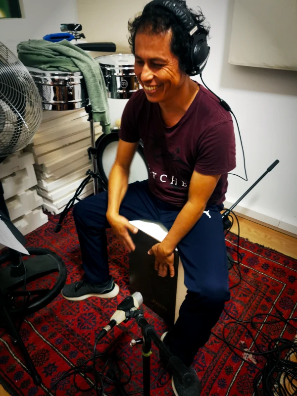 Luis Barrueto recording cajón in the drum room at Hot Milk Studio Berlin.