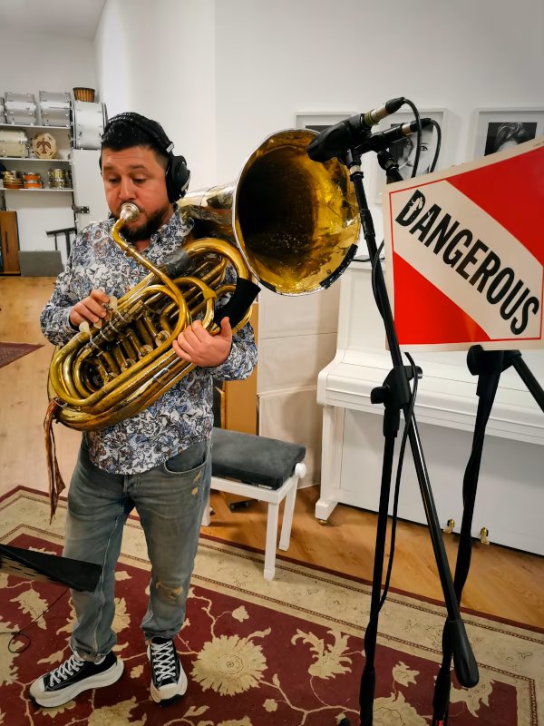 Sergeu von Fanfare Ciocărlia bei Aufnahmen im Hot Milk Studio.