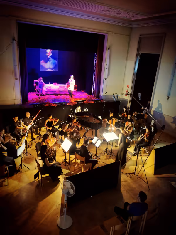 Orchester und Solisten gemeinsam auf der Bühne.