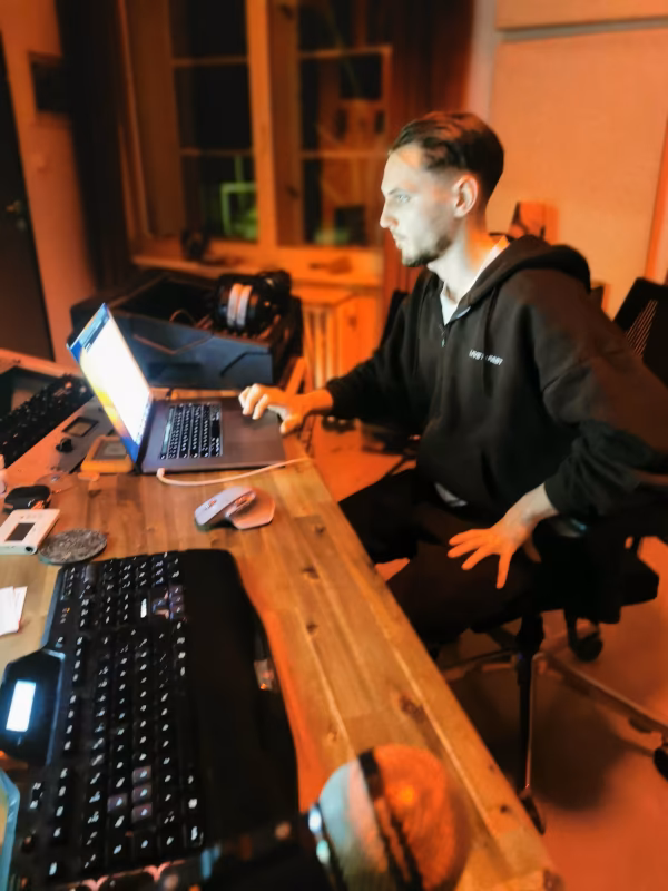 Corvin Bellmann bei der Aufnahme im Hot Milk Studio