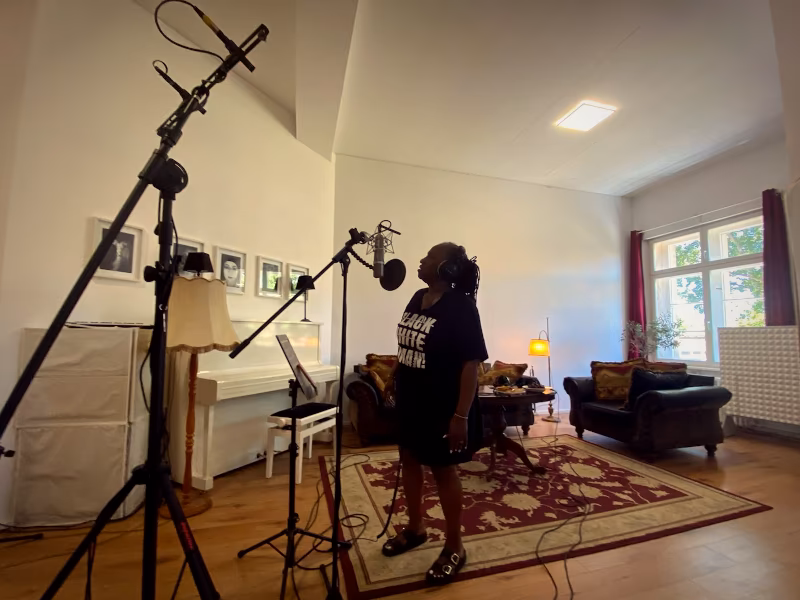 Ingrid Arthur singing at Hot Milk Studio Berlin