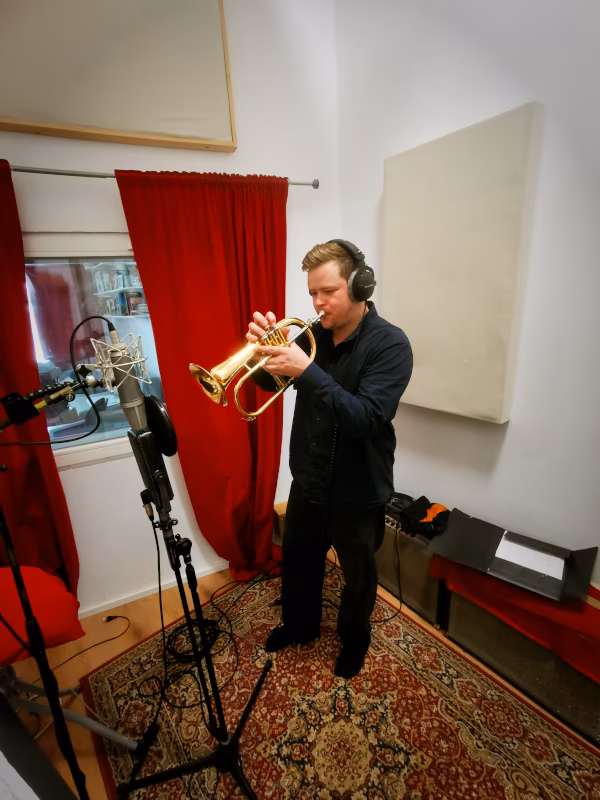 Matej Korbelič spielt Flügelhorn während der Quintett-Session im Hot Milk Studio Berlin.
