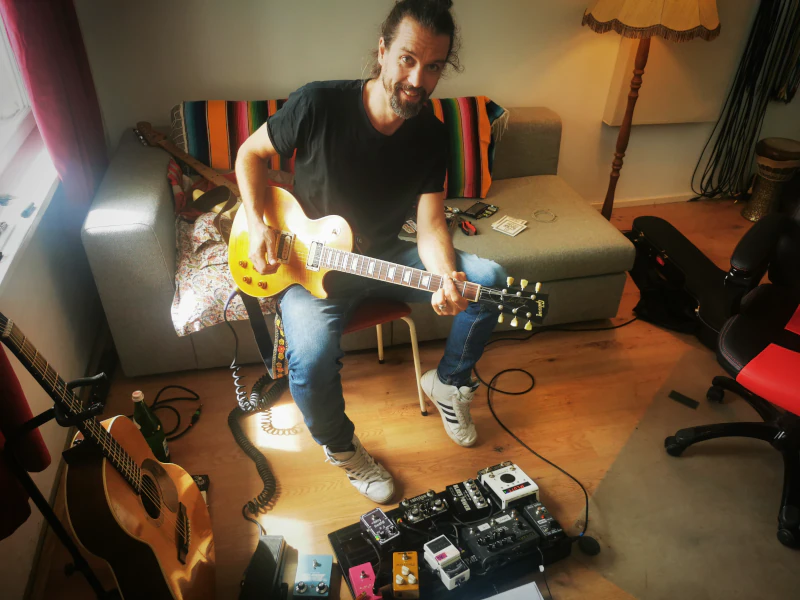 Rob Sartorius mit Gitarre und Pedalboard im Hot Milk Studio