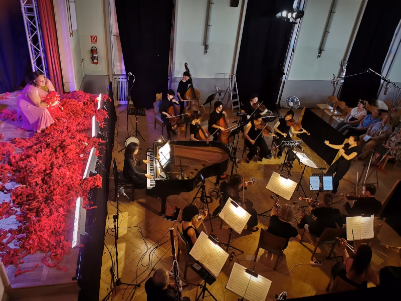 Aufnahmesession von Dramatic Voices Berlin mit vollständigem Orchester vor Ort