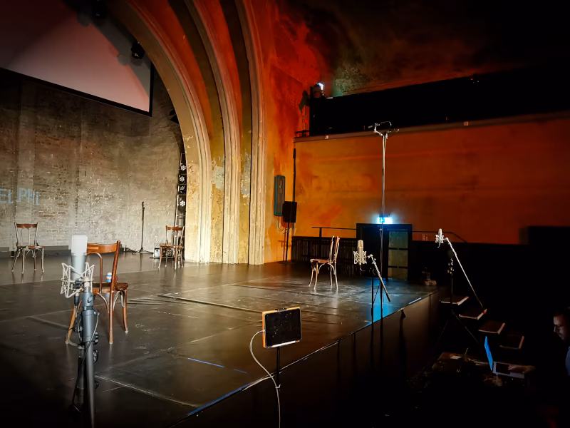 Mikrofonaufbau für Vanessa Lanchs Salome-Aufführung im Theater im Delphi, Berlin