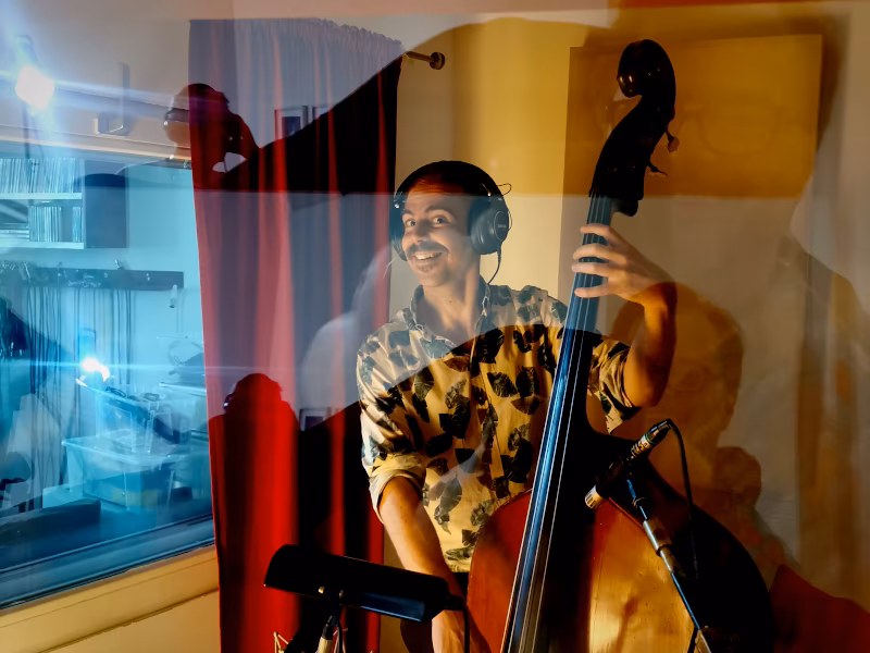 Seb Gieck bei der Kontrabass-Aufnahme im Hot Milk Studio Berlin.