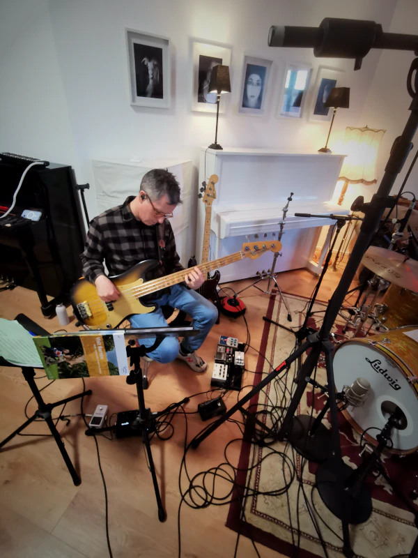 Leon Schurz am Bass bei einer Live-Tracking-Session im Hot Milk Studio