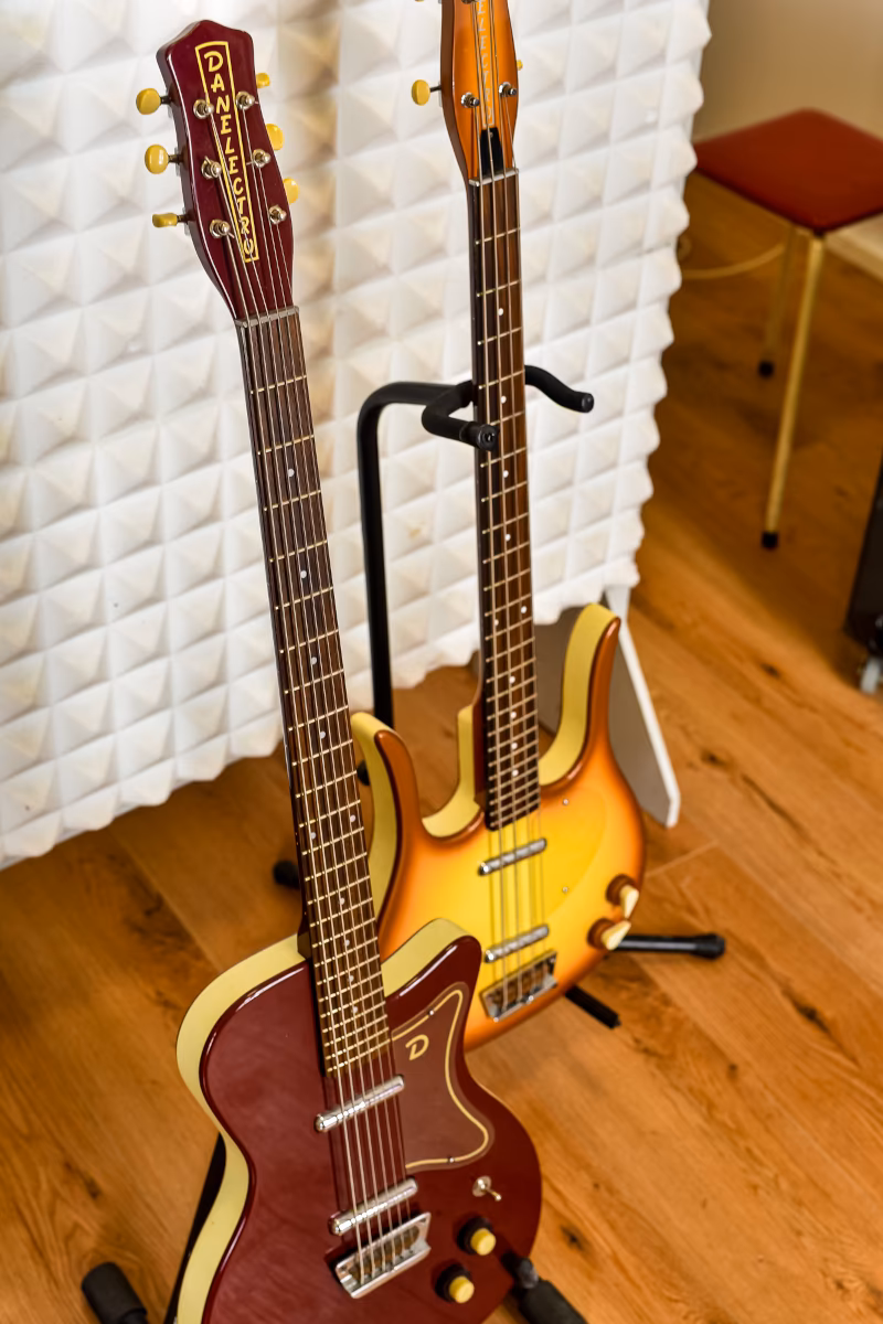 Sammlung von Danelectro Gitarren im Studio.