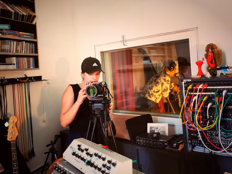 Videografin Isabelle Schmitz filmt Bassist Seb Gieck im Hot Milk Studio Berlin.