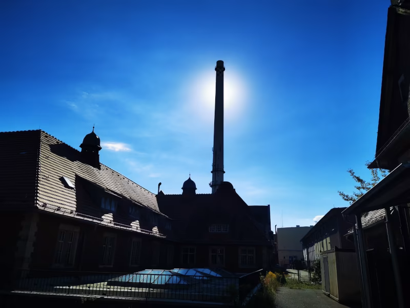 Schornstein, der sich in der Nähe des Studios in den Himmel erhebt