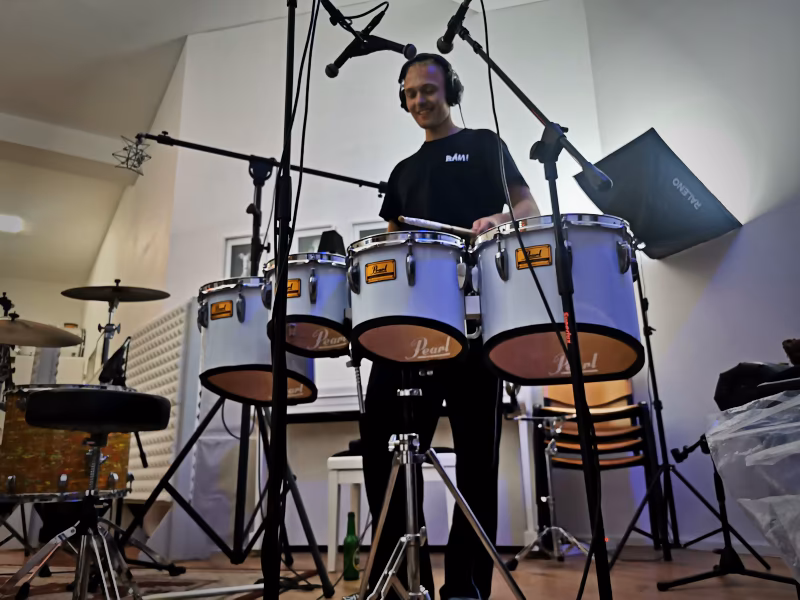 Ramon Buntebart spielt Quint-Toms während einer Session