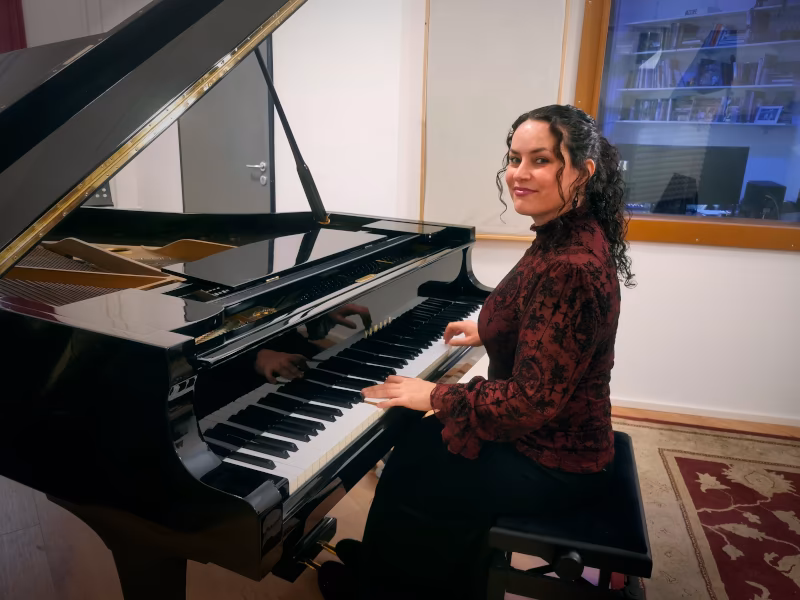 Pianist Scarlett Cook during a session