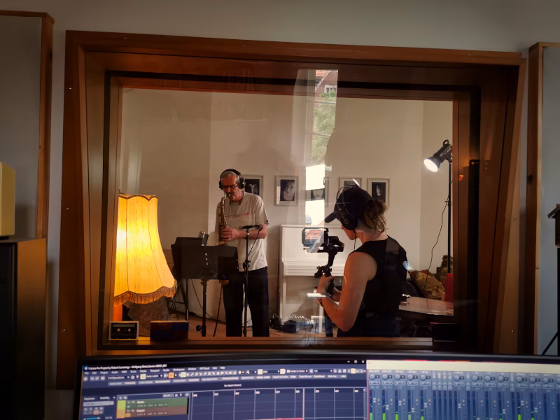 Wolfgang Obert am Tenorsaxofon, gefilmt von Videografin Isabelle Schmitz im Hot Milk Studio Berlin.