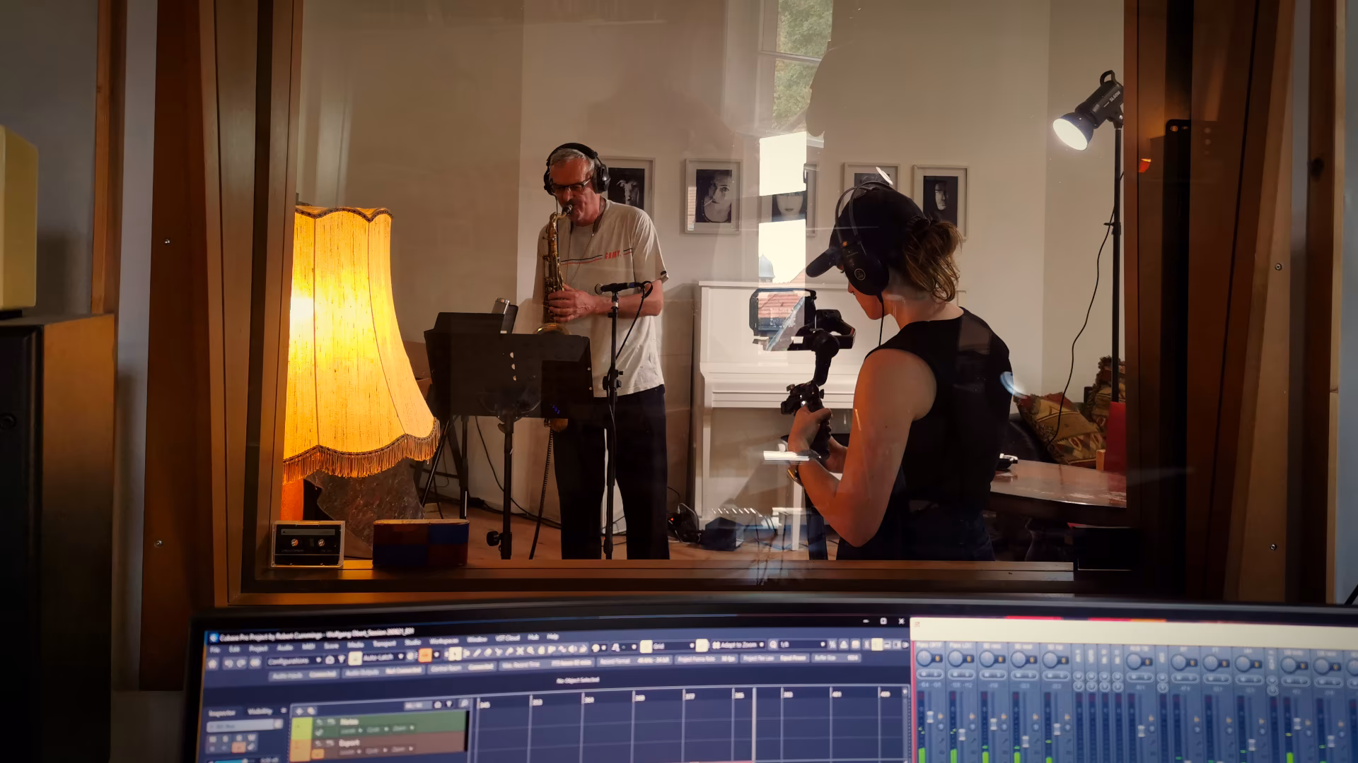 Saxofonist Wolfgang Obert mit Videografin Isabelle Schmitz während der Session im Hot Milk Studio Berlin.