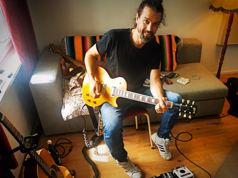 Rob Sartorius nimmt Gitarre im Hot Milk Studio auf