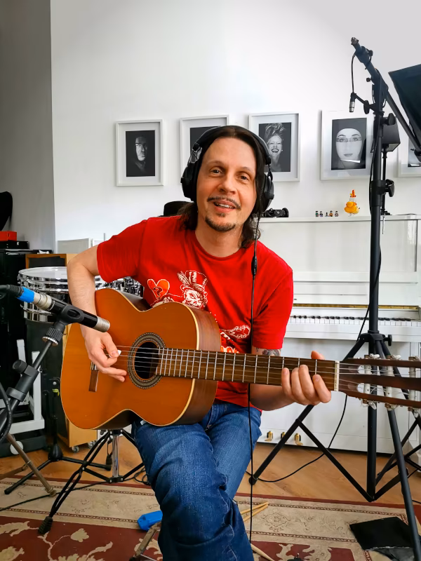 Adrian Raso im Hot Milk Studio.
