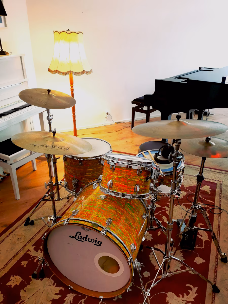 Schlagzeug-Setup im Hot Milk Studio.