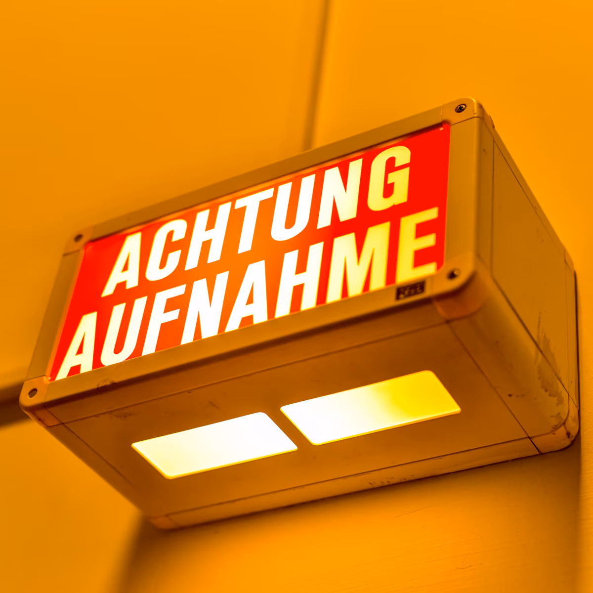 Rote Aufnahmeleuchte mit der Aufschrift 'Achtung Aufnahme'.