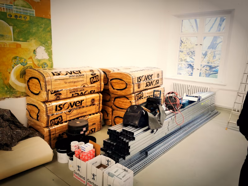 Baumaterialien bereitgestellt für den Studioausbau