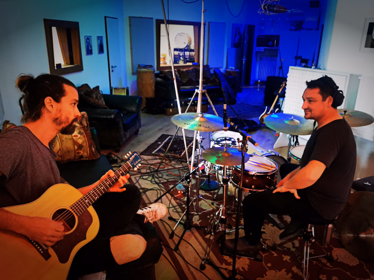 Rob Sartorius und Benedikt Stehle während einer Live-Tracking-Session im Hot Milk Studio.