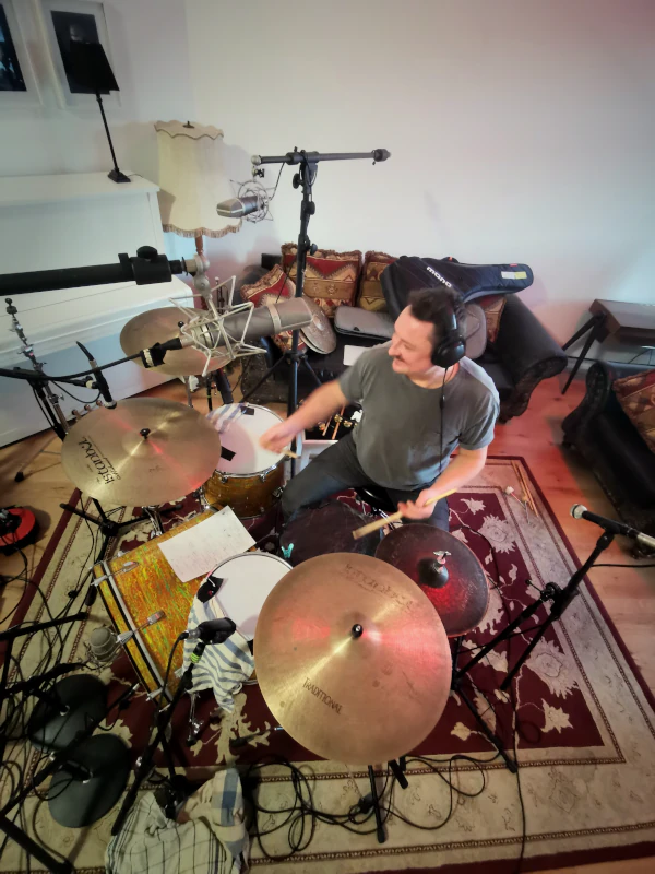 Benedikt Stehle am Schlagzeug bei einer Live-Tracking-Session im Hot Milk Studio