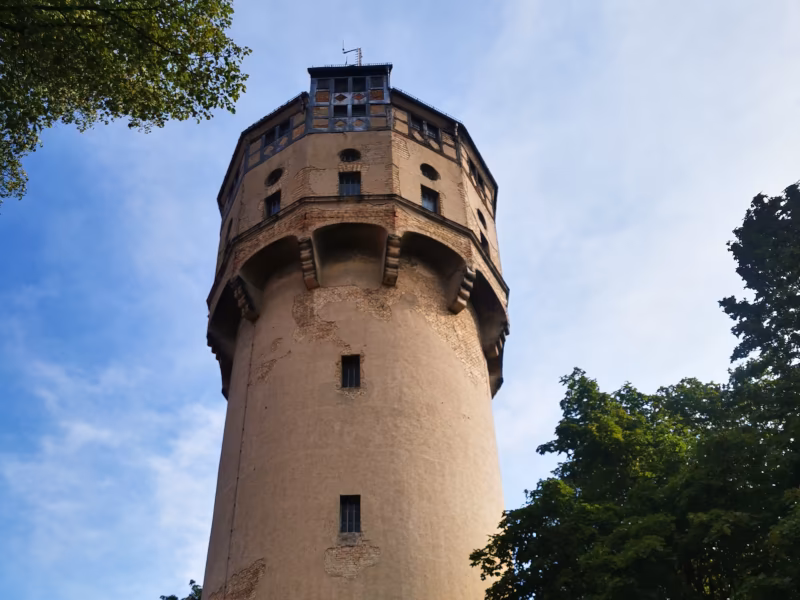 Wasserturm in der Nähe von Hot Milk Studio im Norden Berlins