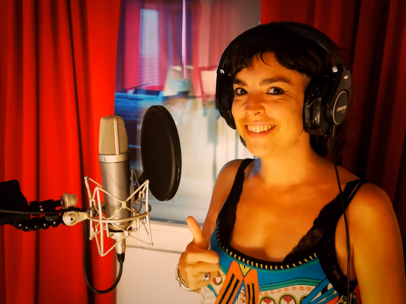 Estela del Mar recording Remar en colibri at Hot Milk Studio Berlin