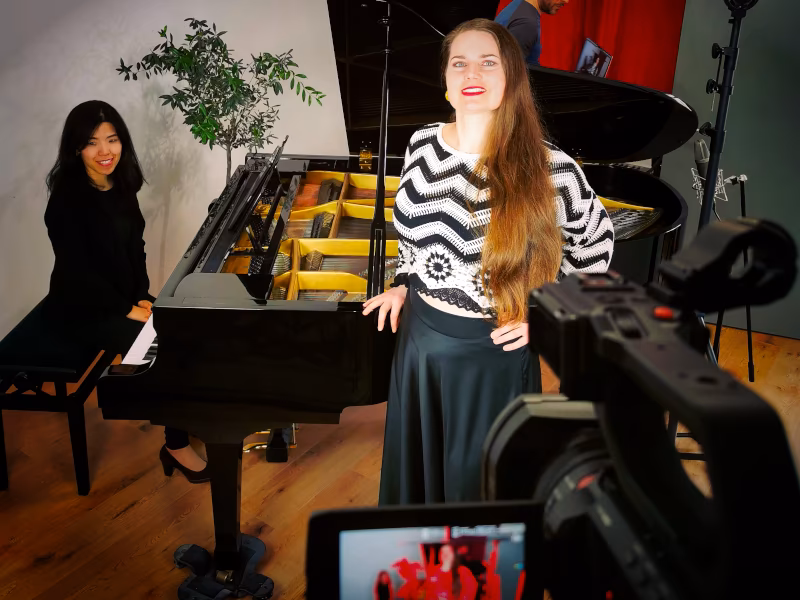 Dreh mit Sopranistin Vanessa Lanch und Pianist Boram Ahn während einer Live-Session im Hot Milk Studio
