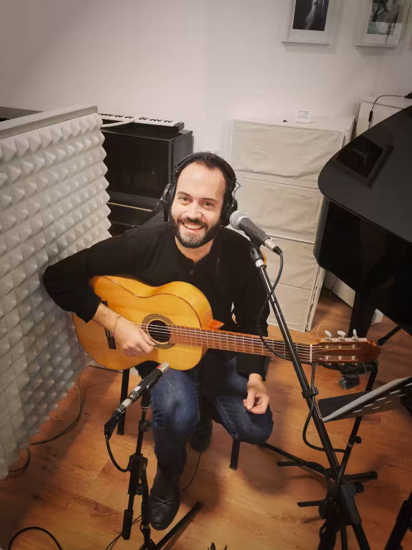 Komponist und Gitarrist Enrico Olivanti im Hot Milk Studio.