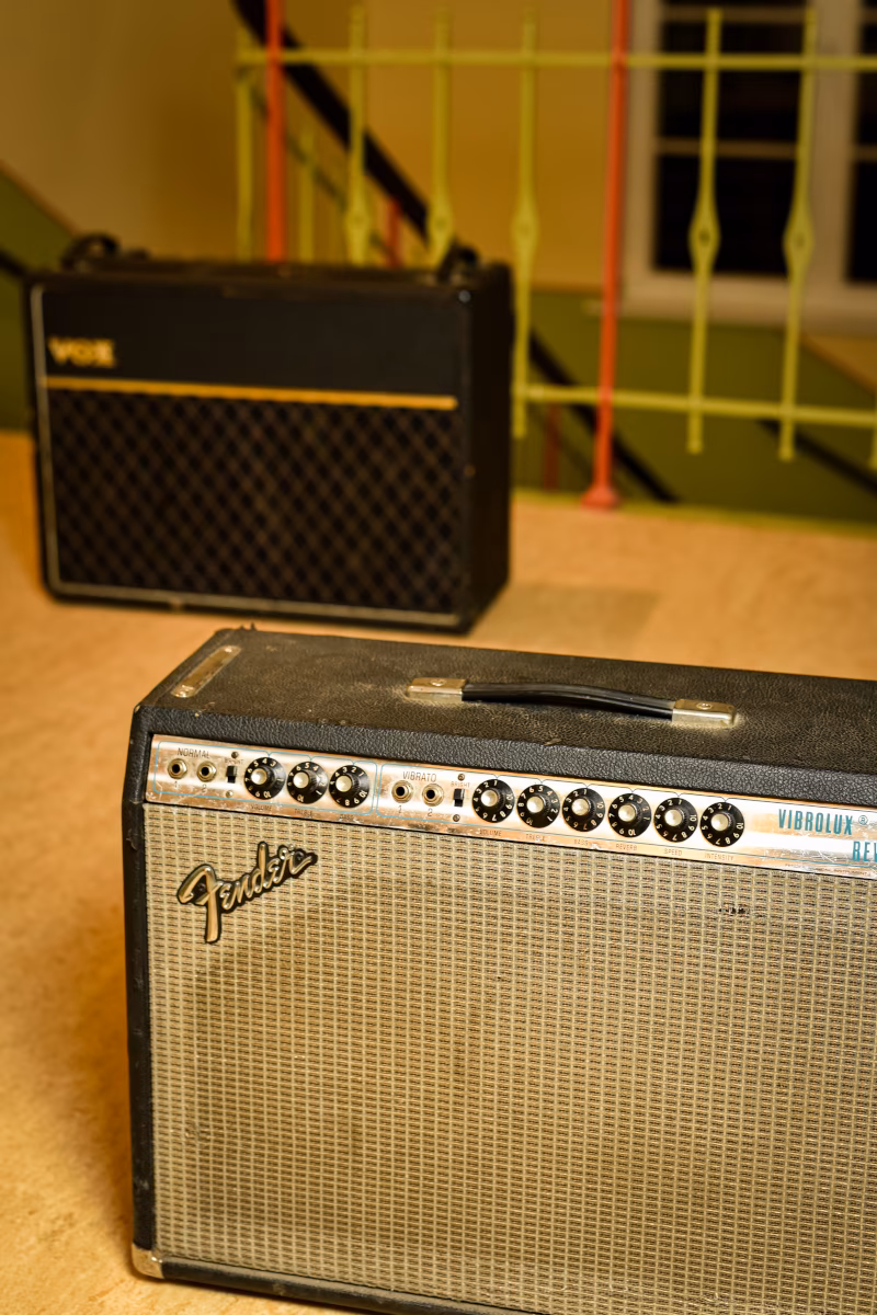 Sammlung von Vintage-Gitarrenverstärkern bei Hot Milk Studio.